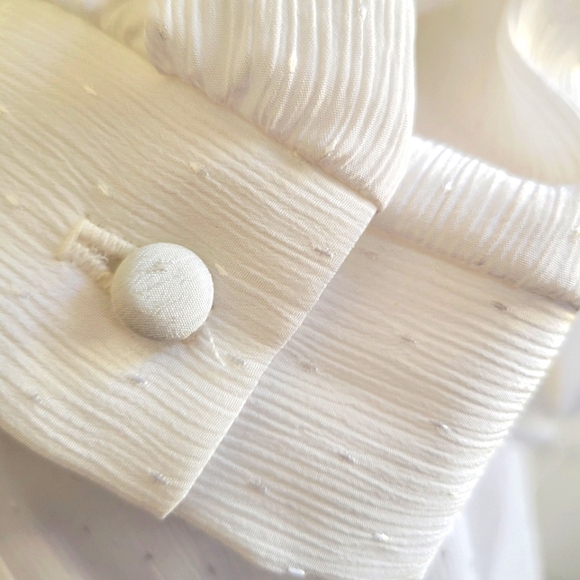 - Vintage 70s Blouse in Crisp White • Button Down • USA Made • Est Medium - Picture 4 of 9